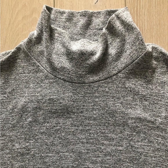 Wilfred Free Slouchy Short Turtleneck Long Sleeve Top in Heather Grey - Picture 4 of 9